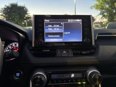 Used 2021 Toyota RAV4 XLE Premium image 19