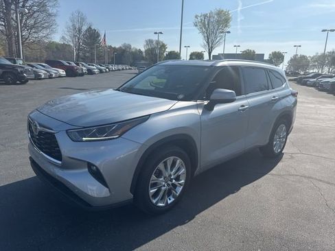 Used 2022 Toyota Highlander Limited image 9