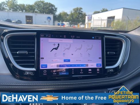 Used 2025 Chrysler Pacifica Limited FWD image 14