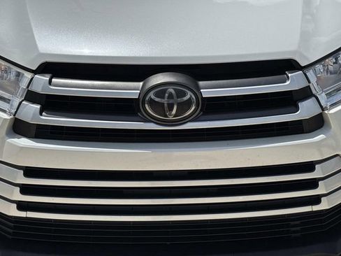 Used 2017 Toyota Highlander XLE FWD image 3