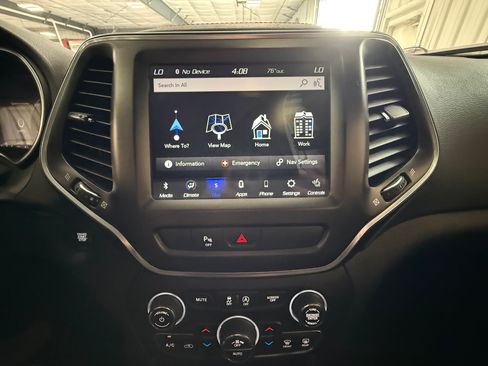 Used 2020 Jeep Cherokee Trailhawk AWD/4WD image 32