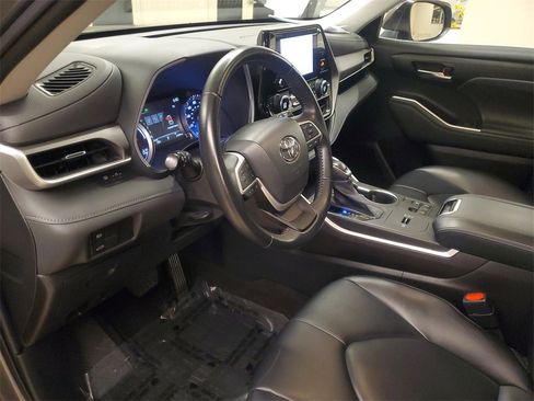 Certified 2023 Toyota Highlander XLE image 17