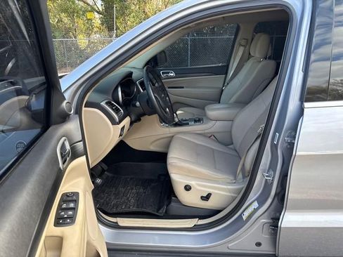 Used 2020 Jeep Grand Cherokee Laredo image 4