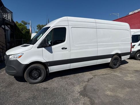 Used 2025 Mercedes-Benz Sprinter 2500 image 3