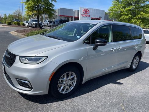 Used 2024 Chrysler Pacifica Touring-L image 1