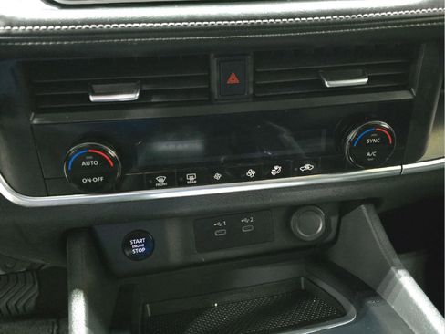 Used 2025 Nissan Rogue SV FWD image 15