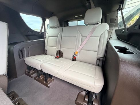 Used 2023 Chevrolet Suburban LT RWD image 16