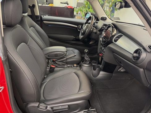 Used 2022 MINI Cooper 2-Door Hardtop w/ Premium Package image 55