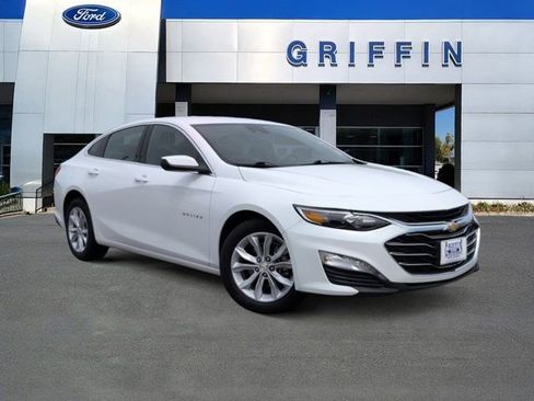 Used 2025 Chevrolet Malibu LT FWD image 2