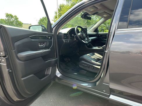 Used 2025 Honda Pilot Touring image 2