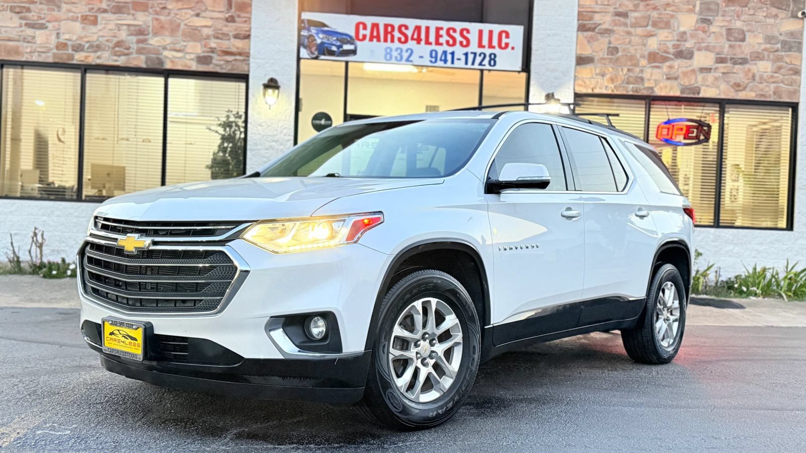 Used 2020 Chevrolet Traverse LT FWD image 2