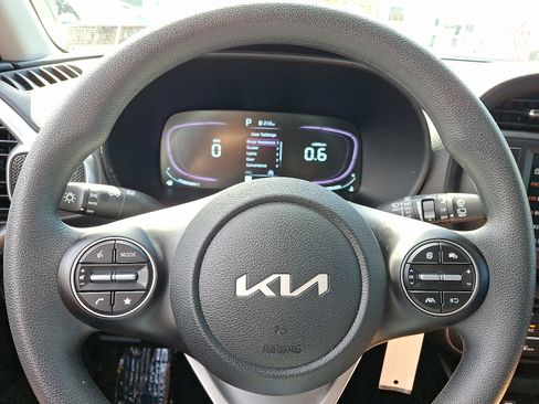 Used 2025 Kia Soul LX w/ LX Technology Package FWD image 21