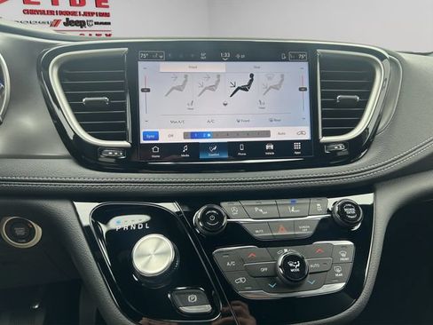 New 2026 Chrysler Pacifica Select AWD/4WD image 17