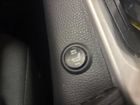 Used 2021 Toyota RAV4 XLE AWD/4WD image 18