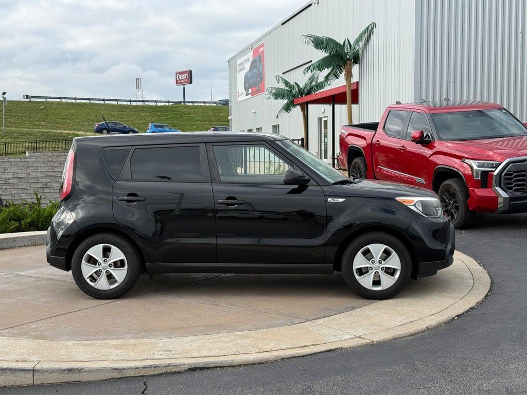 Used 2016 Kia Soul FWD image 2