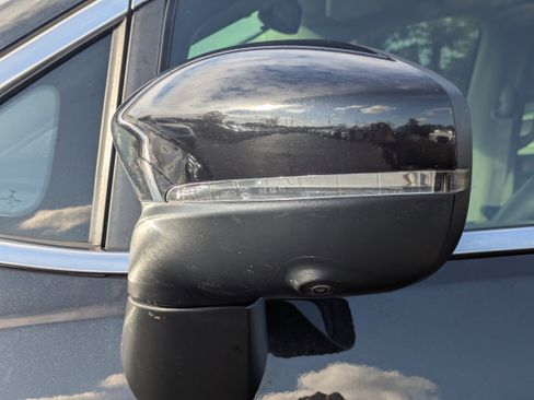 Used 2023 Chrysler Pacifica Touring-L image 34