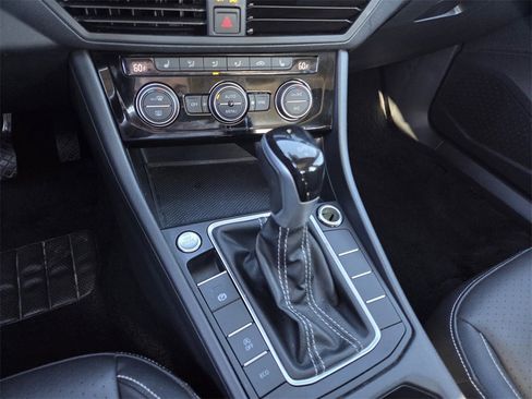 Used 2024 Volkswagen Jetta SE image 12