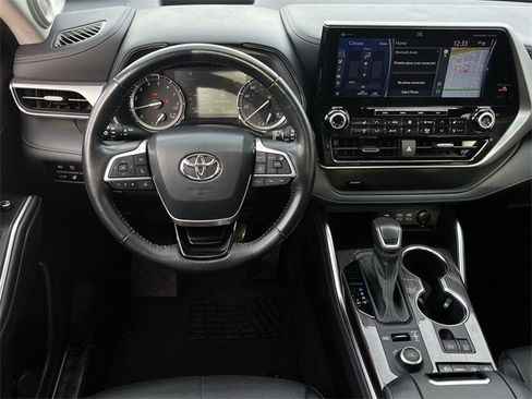 Used 2022 Toyota Highlander Platinum image 12