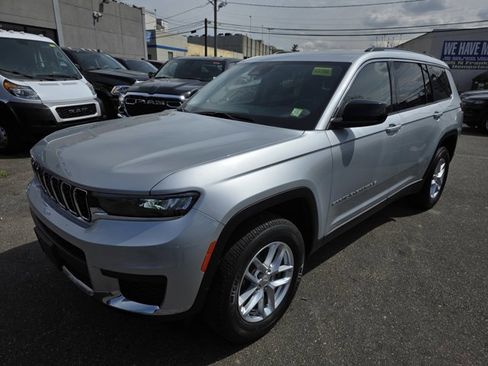 Used 2022 Jeep Grand Cherokee L Laredo w/ Luxury Tech Group I AWD/4WD image 2