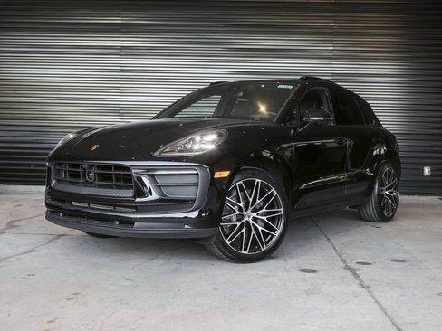 Certified 2026 Porsche Macan AWD/4WD image 1