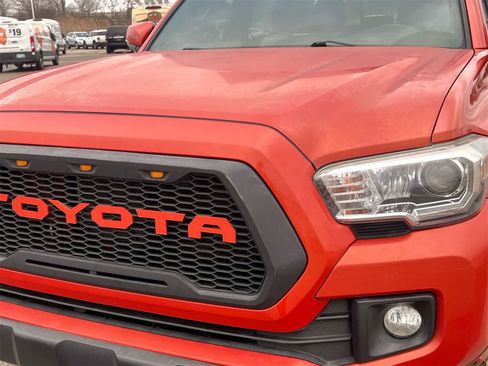 Used 2017 Toyota Tacoma TRD Off-Road image 11