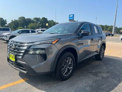 Used 2024 Nissan Rogue S AWD/4WD image 3