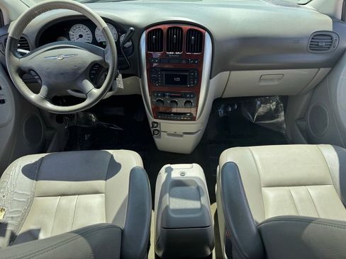 Used 2007 Chrysler Town & Country Touring FWD image 15