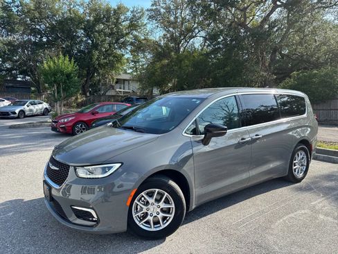 Used 2025 Chrysler Pacifica Select FWD image 2