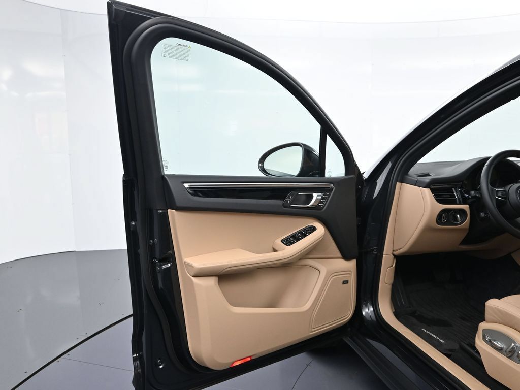 Used 2026 Porsche Macan AWD/4WD image 16