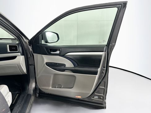 Used 2017 Toyota Highlander XLE image 35