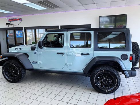 Used 2023 Jeep Wrangler Unlimited w/ Cold Weather Group AWD/4WD image 4