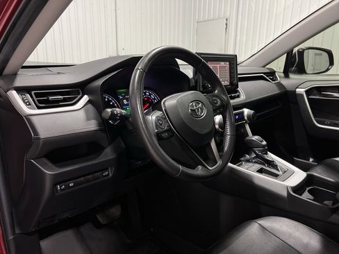 Used 2020 Toyota RAV4 XLE Premium image 8