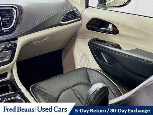 Used 2023 Chrysler Pacifica Limited FWD image 26