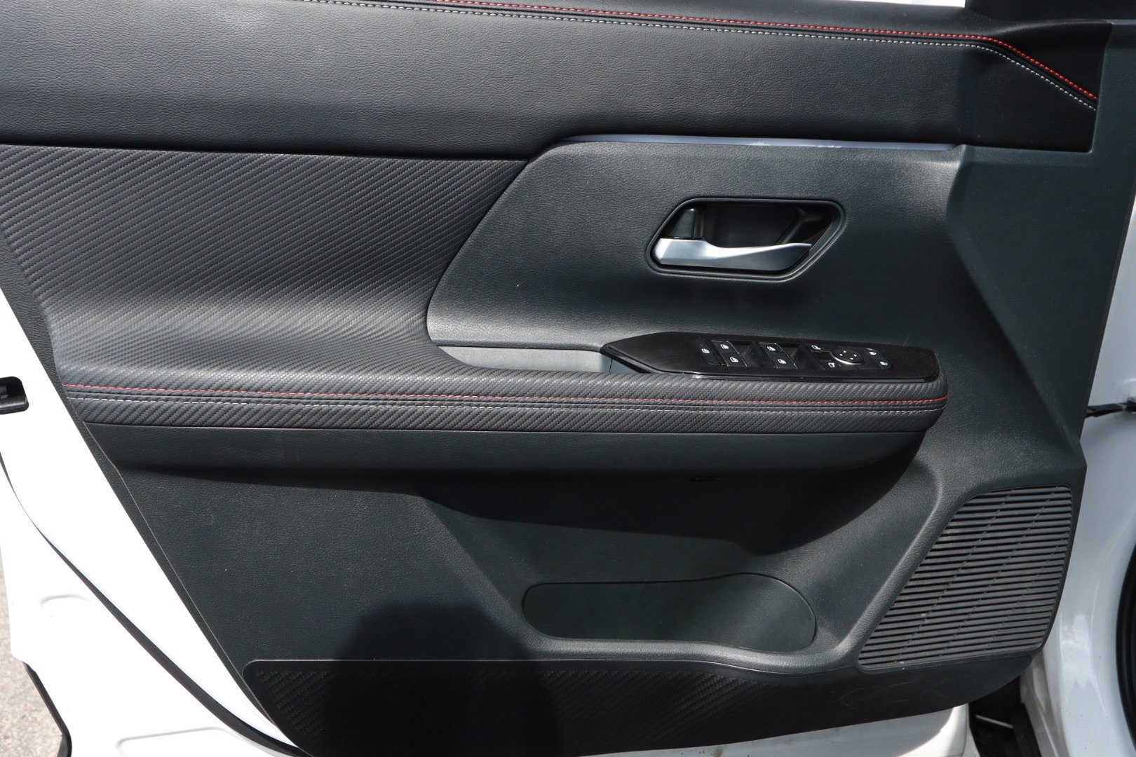 Used 2025 Nissan Kicks SR w/ Interior Electronics Package FWD image 21