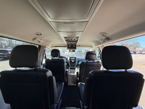 Used 2016 Chrysler Town & Country Limited image 28