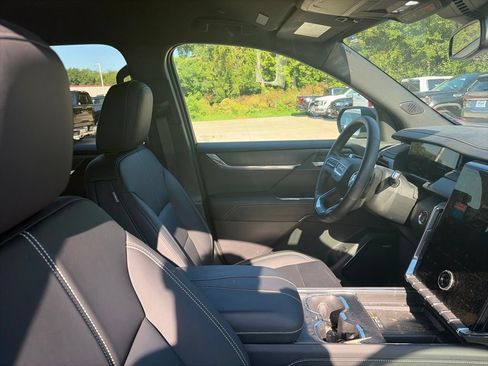 Used 2025 GMC Acadia Elevation w/ Elevation Premium Package AWD/4WD image 14