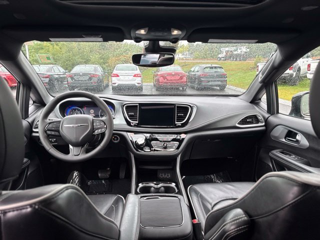 Used 2025 Chrysler Pacifica Limited FWD image 14