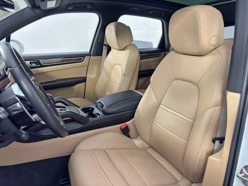 Used 2022 Porsche Cayenne S Platinum w/ Premium Package Plus image 39