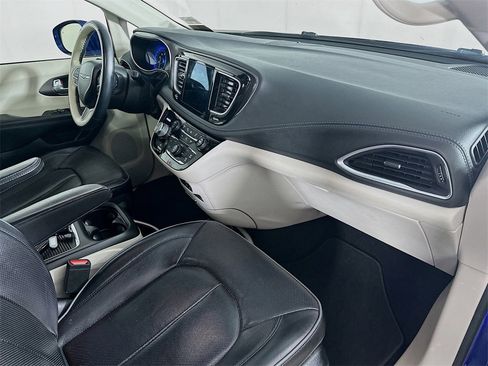 Used 2018 Chrysler Pacifica Limited w/ Tire & Wheel Group image 30