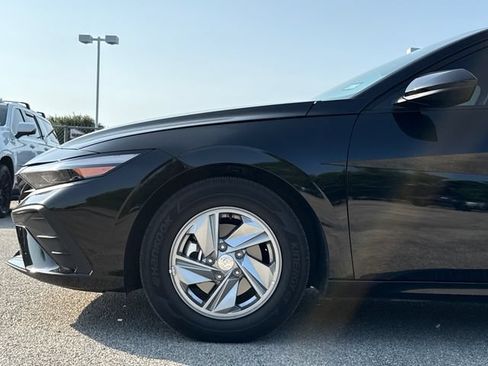 Used 2026 Hyundai Elantra SE FWD image 5