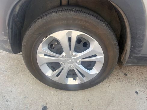 Used 2025 Chevrolet Trax LS FWD image 19