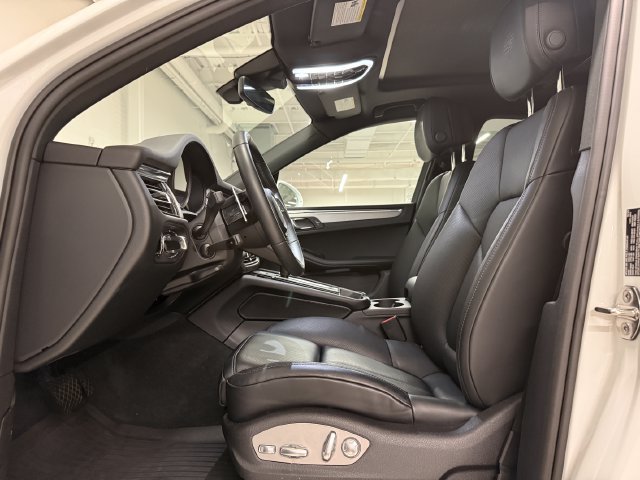 Certified 2026 Porsche Macan AWD/4WD image 5