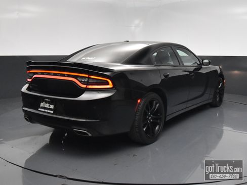 Used 2018 Dodge Charger SXT w/ Blacktop Package RWD image 45