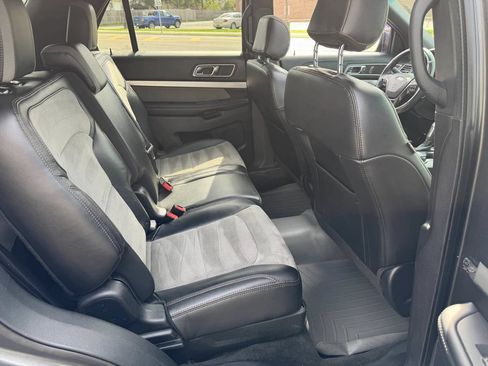 Used 2017 Ford Explorer XLT w/ Equipment Group 202A AWD/4WD image 18