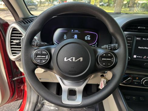 Used 2025 Kia Soul LX w/ LX Technology Package FWD image 25