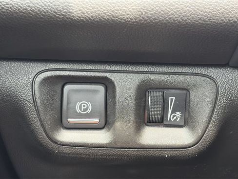 Used 2023 GMC Acadia SLT FWD image 15