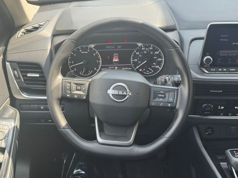 Used 2025 Nissan Rogue SV FWD image 30