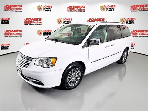 Used 2014 Chrysler Town & Country Touring-L w/ Driver Convenience Group image 13