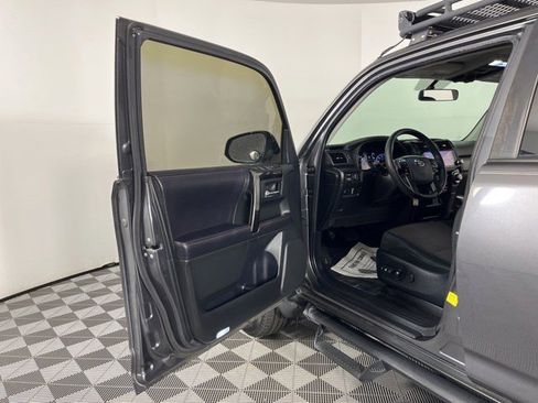 Used 2018 Toyota 4Runner TRD Off-Road AWD/4WD image 12