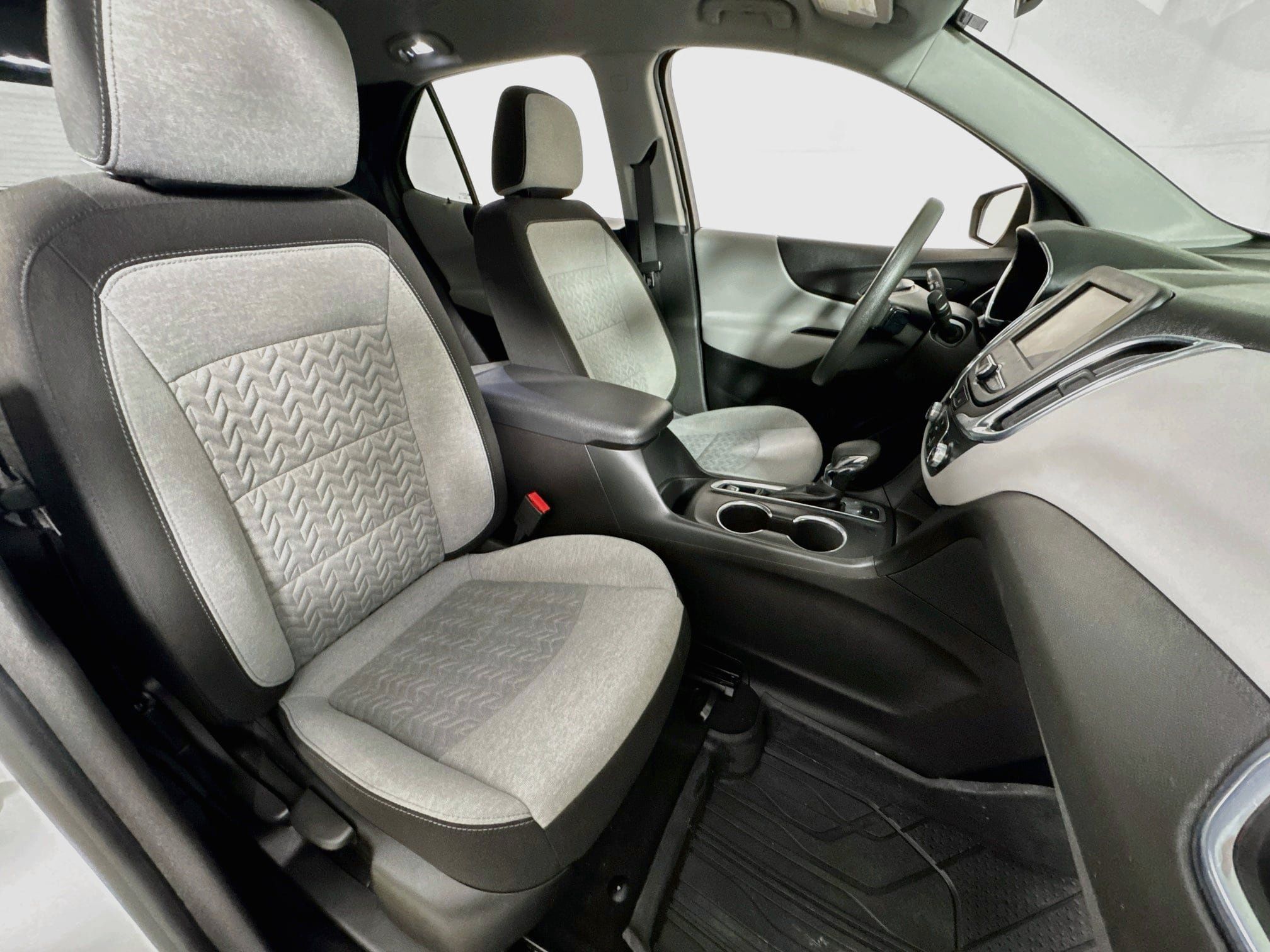 Used 2022 Chevrolet Equinox LS w/ LPO, Floor Liner Package AWD/4WD image 25
